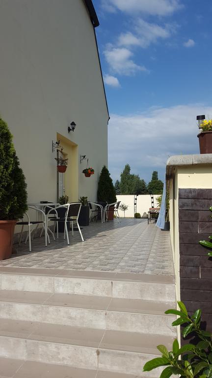 Farm Stay Nh Stables Nyrany Екстериор снимка