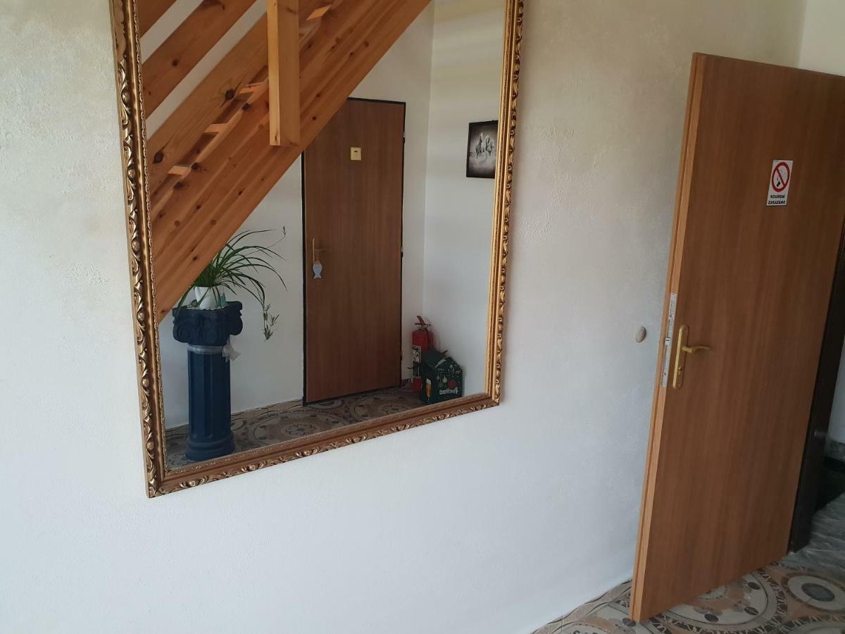 Farm Stay Nh Stables Nyrany Екстериор снимка