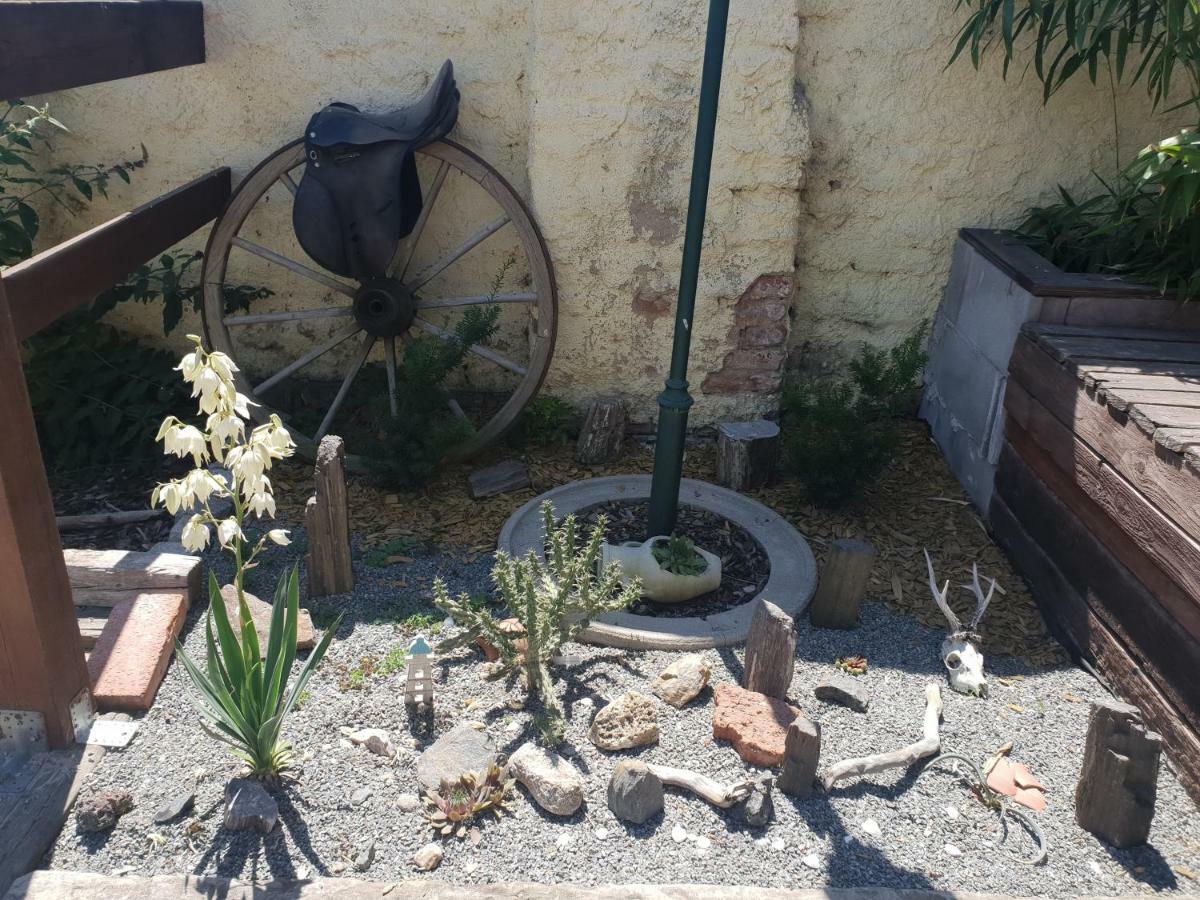 Farm Stay Nh Stables Nyrany Екстериор снимка